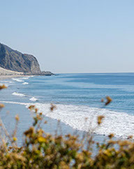 Long view of the Pacific ocean looking down the shoreline.